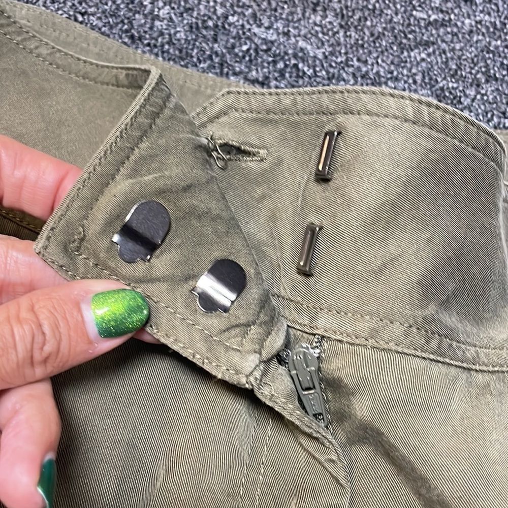 Cache khaki soft silk like shorts - Picture 4 of 10